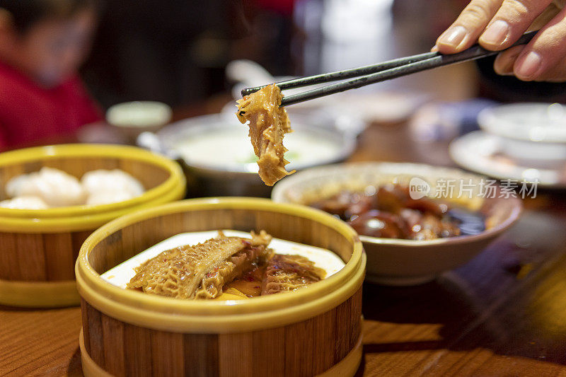 广东dum sum的特写，名为蜂巢牛肚在餐厅